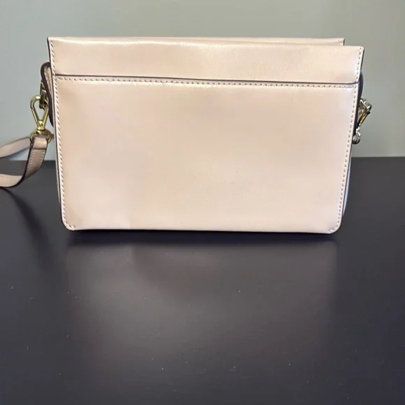 Michael Kors Cream Gold Crossbody Bag with Sleek Design - Picture 3 of 9